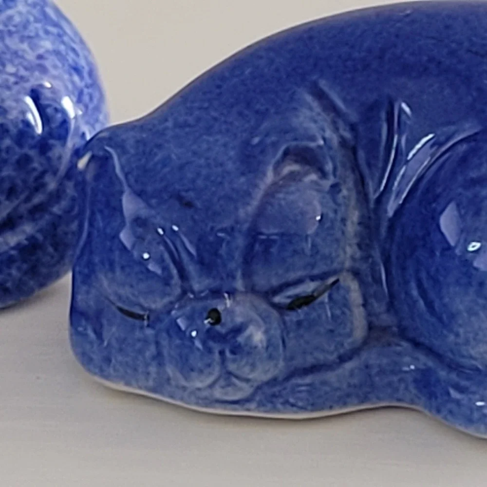 Vtg Enesco Cat 2 Blue Ceramic Shiny Sleeping Mini Figurine Sponge 1983 Taiwan
